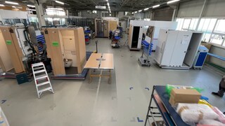 Kabinen von Zugtoiletten stehen in der Werkshalle der Firma Satek in Salach (Kreis Göppingen)