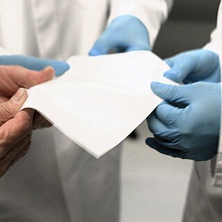 Mitarbeiter der Firma PolyMedics prüfen die "Ersatzhaut".