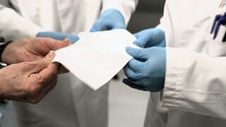 Mitarbeiter der Firma PolyMedics prüfen die "Ersatzhaut".