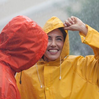Mann und Frau im Regen