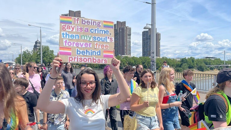 Eine Frau hält ein Plakat hoch