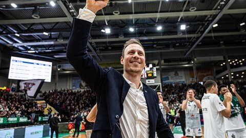 Basketball: Gladiators Trier verlängern Jacques Schneiders Vertrag und gewinnen gegen die Baskets Bonn in der Bundesliga.