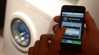 Eine Waschmaschinenstudie mit dem dazu gehörigen Programm auf dem Smartphone. Die Industrie erhofft sich in den kommenden Jahren Milliardengeschäfte durch intelligente Geräte und Maschinen.