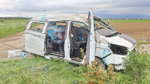 Ein Kleintransporter hat sich an der B30 bei Ulm mehrfach überschlagen. Die drei Männer im Auto wurden schwer verletzt. 