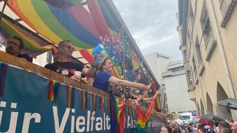 Queere Menschen feiern beim CSD Stuttgart 2025 und fordern mehr Rechte.