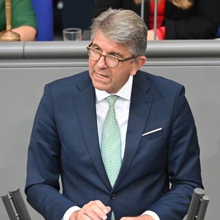 Wolfram Weimer, Kulturstaatsminister, spricht in der Generaldebatte zum Haushalt im Plenum des Bundestags.