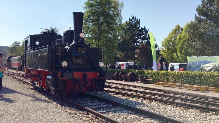 T3 930: Die kleine Schwarze im Münsinger Bahnhof in Aktion.