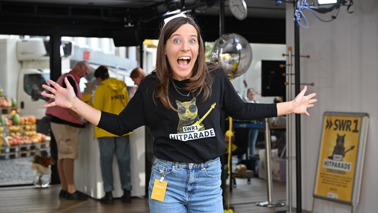 Tag 5 der SWR1 Hitparade und immer noch bester Laune: Redakteurin und Hitparaden-Planerin Sarah Zubrod.