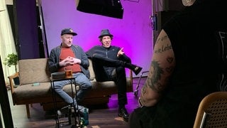 Mirko und Tim von der deutschsprachigen Ska-Punk-Band Sondaschule im Gespräch mit Co-Regisseurin Diana Ringelsiep.