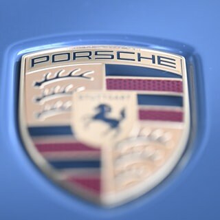Porsche plant keinen weiteren Stellenabbau. Porsche-Chef Michael Leiters hat Spekulationen dazu klar widersprochen.Das Logo des Stuttgarter Sportwagenbauers Porsche an einem Sportwagen der Marke.