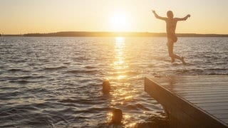 Warum in Finnland Fehler gefeiert werden und was wir davon lernen können | Feiern und Spaß im See mit Sonnenuntergang bei Asikkala, Finnland