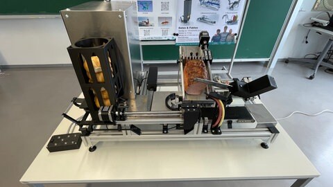 Maschinenbaustudenten der HTWG Konstanz haben eine Maschine entwickelt, die Leberkäsweckle produziert.