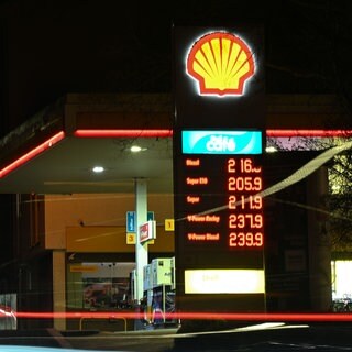 Die Spritpreise an einer Schell-Tankstelle sind auf mehr als zwei Euro gestiegen.