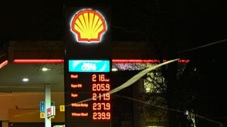 Die Spritpreise an einer Schell-Tankstelle sind auf mehr als zwei Euro gestiegen.