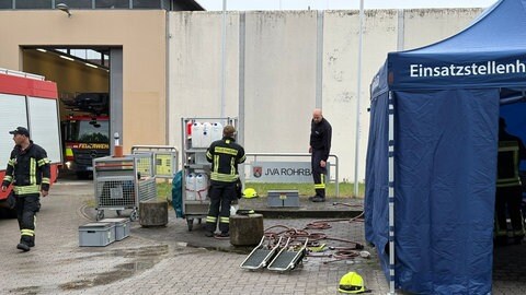 Einsatzkräfte vor dem Eingang der JVA Rohrbach. 