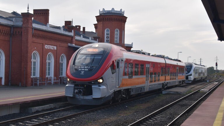 Ein Dieseltriebwagen des Typs Link aus der Eisenbahnfabrik Pesa in Bromberg