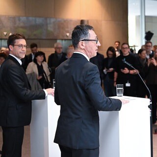 Cem Özdemir und Manuel Hagel bei einer Pressekonferenz. Der designierte Grünen-Ministerpräsident Cem Özdemir (rechts) setzt auf Kontinuität bei seinen Ministerinnen und Ministern. Manuel Hagel (CDU) wird unter anderem als Innenminister gehandelt.