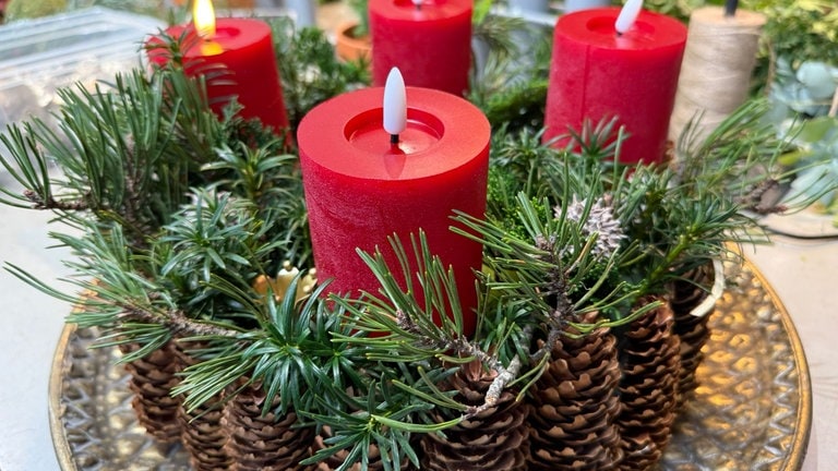 Adventskranz aus Tannenzapfen und Tannengrün