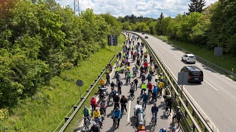 Zahlreiche Radfahrer sind auf der B28 von Reutlingen nach Tübingen unterwegs. Sie sind Teil einer Fahrrad-Sternfahrt nach Tübingen.