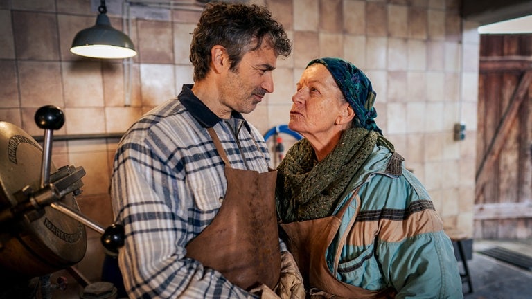 Lioba (Lisbeth Felder) und Manuel (Marco Canadea) in der Brennküche