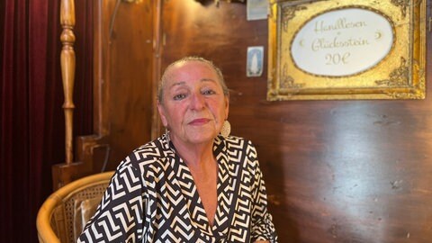 Die Wahrsagerin Madame Odessa auf dem Stuttgarter Frühlingsfest.