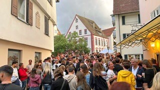 Tausende Menschen feiern an Schwörmontag in Ulm im Fischerviertel.
