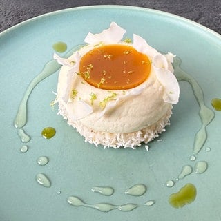 Kokos-Biskuittaler mit Kokosschaum, Maracuja-Mango-Gel und Basilikumöl