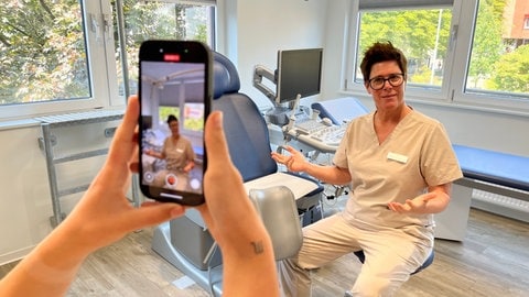 Frauenärztin Esther Scherrenbacher macht Instagram-Videos und erklärt Perimenopause und Gesundheitspolitik.