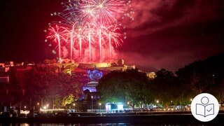 Das Bild zeigt ein großes Feuerwerk bei der Veranstaltung Rhein in Flammen. Rechts das SWR Logo für Leichte Sprache. 