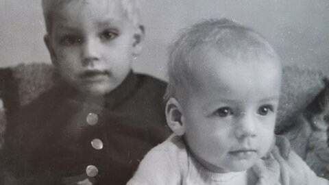 Stephan (rechts) und sein älterer Bruder waren Wochenkrippenkinder.
