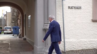 (Archivbild) Baden-Badens Oberbürgermeister Dietmar Späth vor dem Rathaus: Das Regierungspräsidium Karlsruhe hat entschieden, dass er dienstunfähig ist.