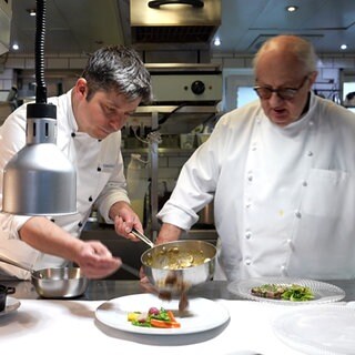 Sternekoch Vincent Klink in der Küche seines Restaurants Wielandshöhe in Stuttgart