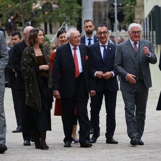 Bundespräsident Steinmeier und Ministerpräsident Özdemir sind mit Kunstmäzen Reinhold Würth (von rechts) auf dem Weg zur Eröffnung des Erweiterungsbaus der Kunsthalle Würth in Schwäbisch Hall
