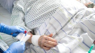 Wenn Krankenhäuser wie das Mutterhaus der Borromäerinnen Patienten behandeln, die nicht versichert sind, bedeutet das hohe Kosten, auf denen die Kliniken sitzen bleiben.