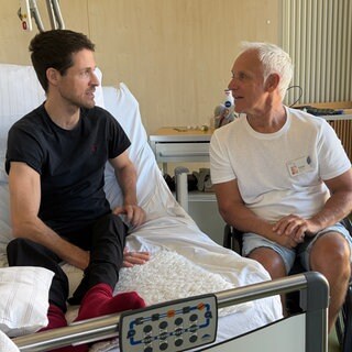 Peer Hans Peter Thomas berät den Patienten Axel Bitzer zu einem Spezialsitz fürs Auto.