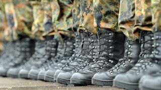 Soldaten der Bundeswehr haben Aufstellung genommen.