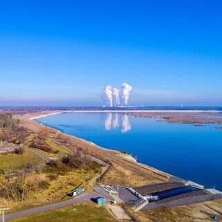 Das Einlaufbauwerk Lakoma dient der Flutung des ehemaligen Braunkohletagebaus Cottbus-Nord zum "Cottbuser Ostsee". Am Horizont das Braunkohlekraftwerk Jänschwalde.