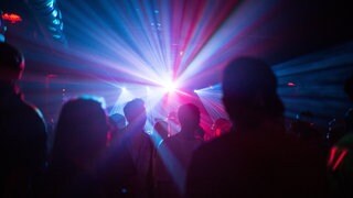 Menschen tanzen in einem Club. (