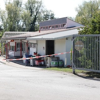 Bei einer Explosion auf einem Wertstoffhof in Überlingen ist ein Mitarbeiter schwer verletzt worden. Die Polizei vermutet Munition im Müll.