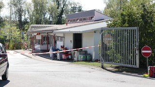 Bei einer Explosion auf einem Wertstoffhof in Überlingen ist ein Mitarbeiter schwer verletzt worden. Die Polizei vermutet Munition im Müll.