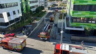 Feuerwehrfahrzeuge stehen vor dem Gebäude des Pharmaunternehmens BioNTech in der Mainzer Oberstadt.