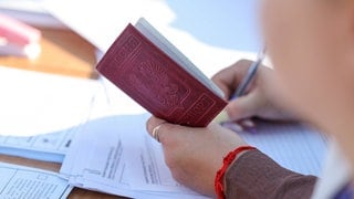 Ein Wahlhelfer ist im Dorf Asowskoje während der vorzeitigen Stimmabgabe für die Wahl zur russischen Staatsduma 2026 zu sehen.
