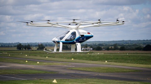 Ein älteres Modell des Flugtaxis von Volocopter hebt am Donnerstag in Versailles bei Paris ab.