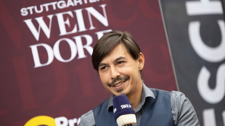 Croupier Robin Stepanek am Dienstag (26.8). beim Weindorf-Treff Stuttgart 2026.