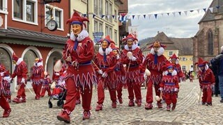 Kult am Kaiserstuhl: die Jokili aus Endingen. Hier beim Umzug 2023.