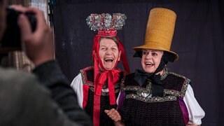 Lioba (Lisbeth Felder) und Leni (Heidi Vogel-Reinsch) beim Fotoshooting in Tracht  Key Visual