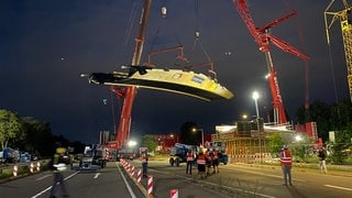Zwei große Kräne heben den neuen Franklin-Steg in seine endgültige Position.