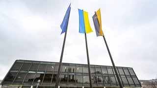 Am Landtag in Stuttgart wurde zwischen den Flaggen von Europa und Baden-Württemberg die Flagge der Ukraine gehisst (Symbolfoto).