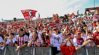 Fans beim Empfang des SC Freiburg am Messegelände