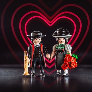 Die Playmobil Figur "Schwarzwald Marie" mit ihrem neuen Ehemann "Schwarzwald Hannes" 